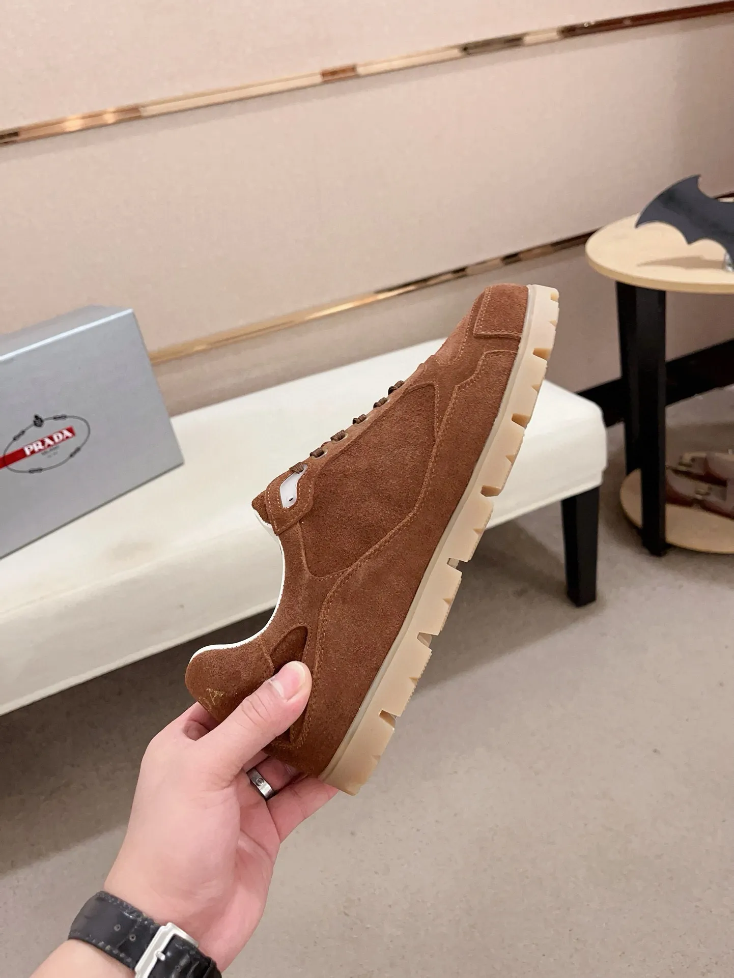Men's shoes 💰 540💰 ✔️✔️✔️Higher version High-quality new PRADA (Prada) counters are launched at the same time. The new men's shoes and 😘 fabrics are made of high-tech glue-making technology. Lining: Full cowhide lining. 👍🏿 High-end ☄️ air-cushion molded anti-slip rubber outsole, exquisite lines, simple and elegant, comfortable and high-end for leisure travel. Code number: 38 to 44 (45 can be customized and cannot be returned or exchanged)